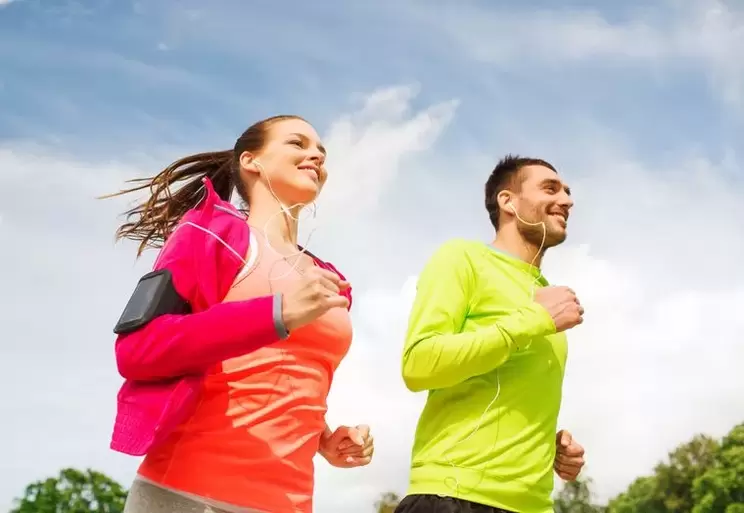Hommes et femmes font du jogging pour être en forme