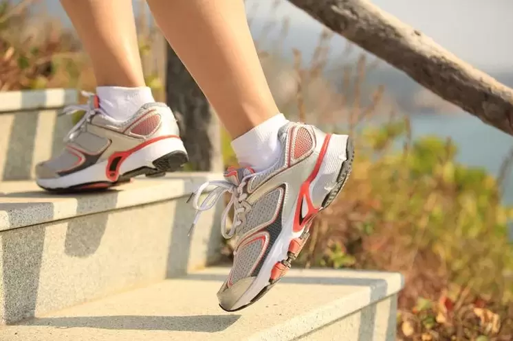 Monter les escaliers est un moyen de renforcer les muscles de vos jambes et de perdre du poids