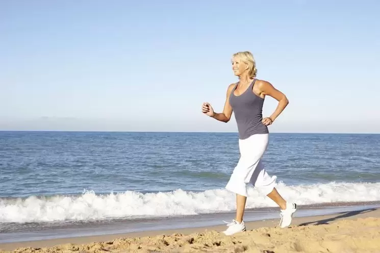 Une femme âgée qui fait du jogging pour perdre du poids et une bonne fonction cardiaque