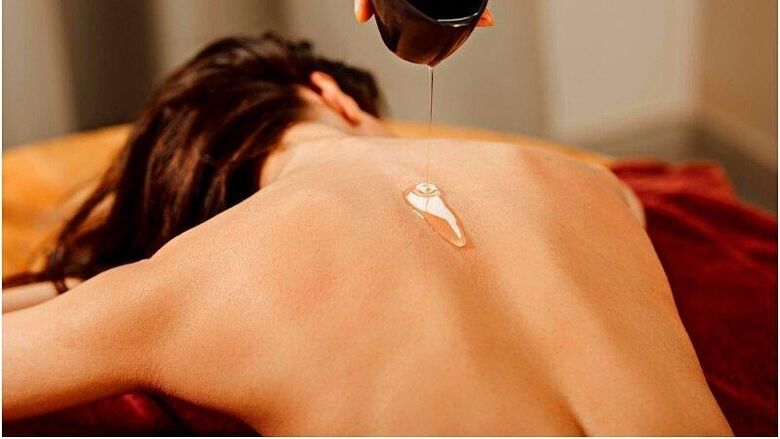 Un massage à l'huile de lin vous aidera à perdre du poids et à raffermir la peau de votre corps. 