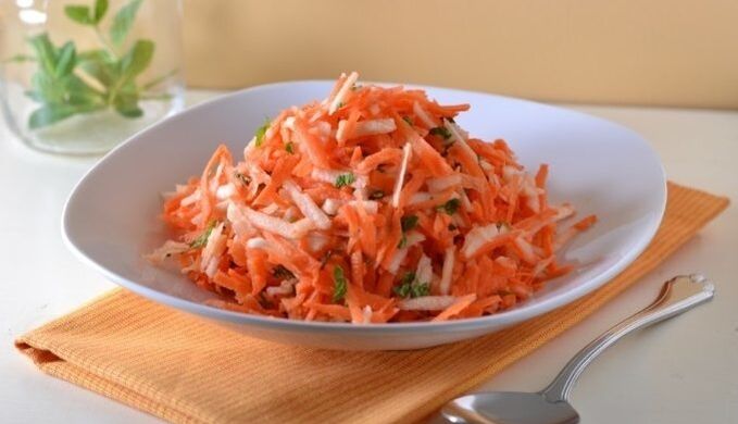 La salade diététique de carottes et de pommes fournit au corps d'une personne qui perd du poids des vitamines